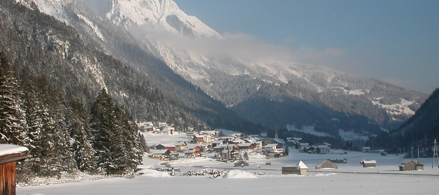 Winterliches Schnann am Arlberg